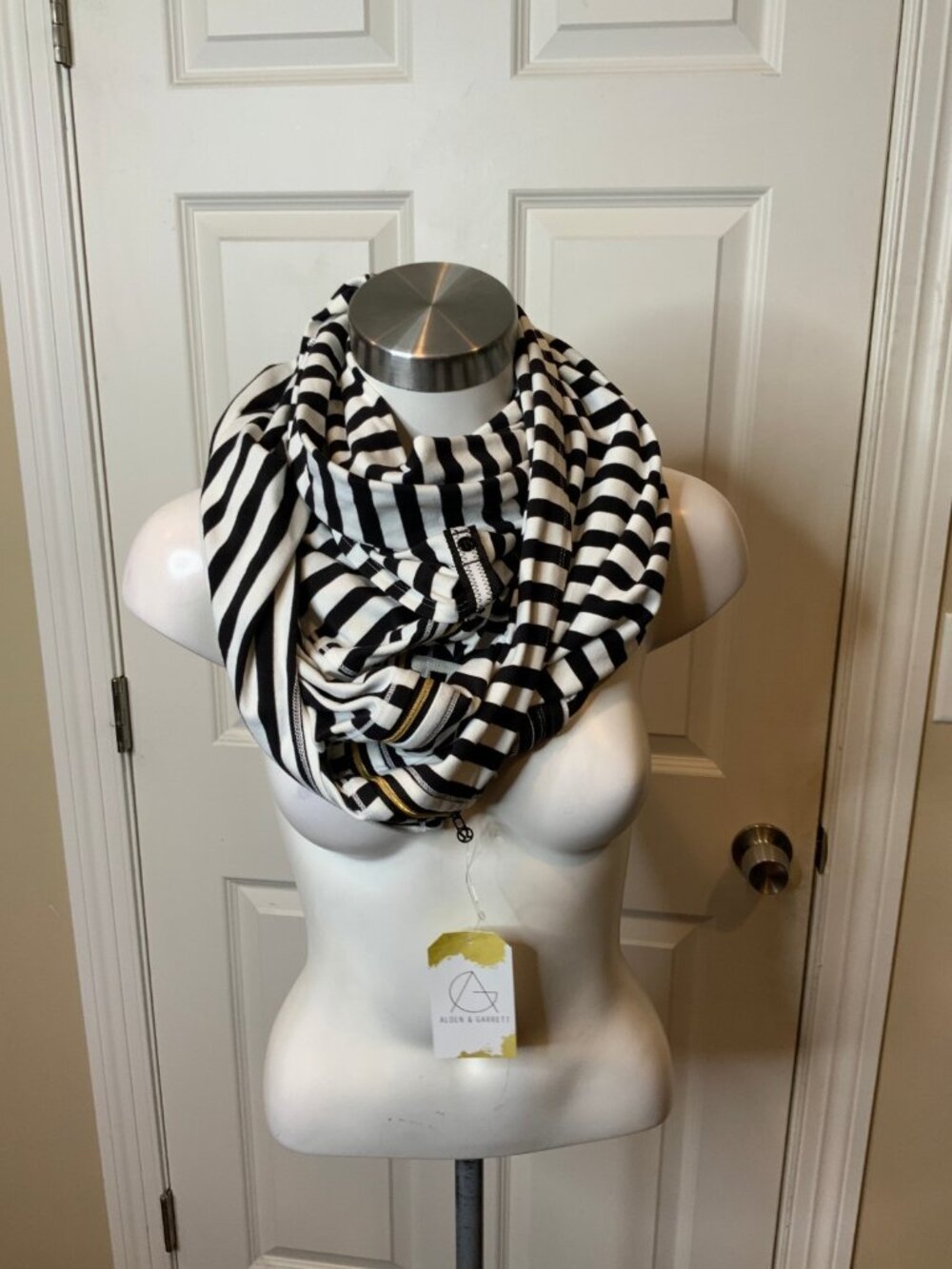 Lululemon Vinyasa Wrap Infinity Scarf Black White Stripe Shawl Cowl Zip Closure